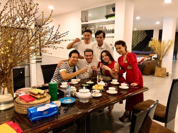 Loạt sao Việt hạnh phúc đưa người yêu về quê, nhà ăn Tết Loạt sao Việt hạnh phúc đưa người yêu về quê, nhà ăn Tết